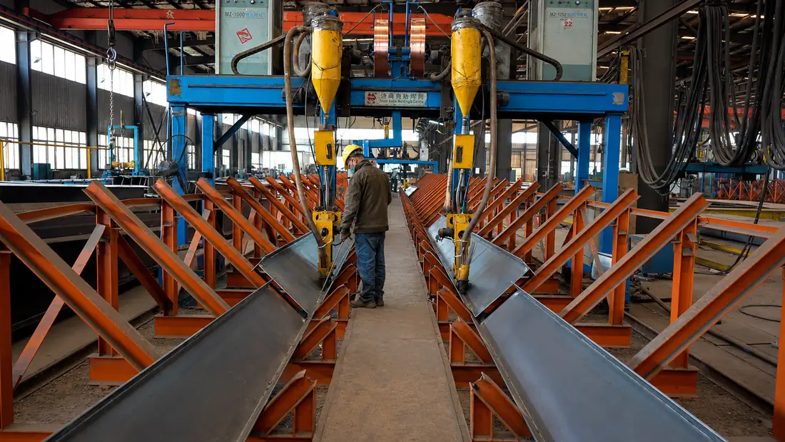 Submerged arc welding of steel beams